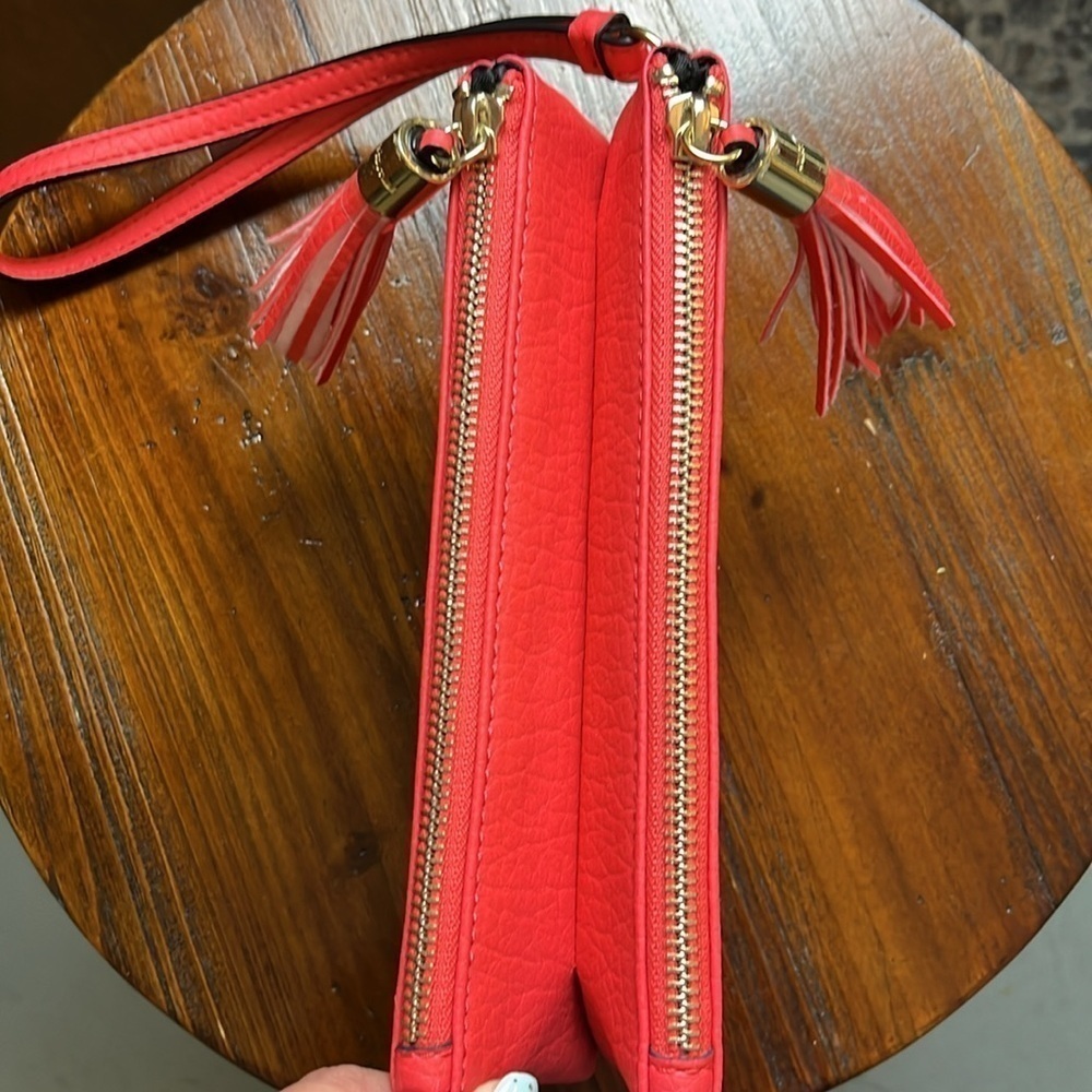 NWOT JUICY COUTURE CORAL VEGAN LEATHER WRISTLET - Picture 9 of 12